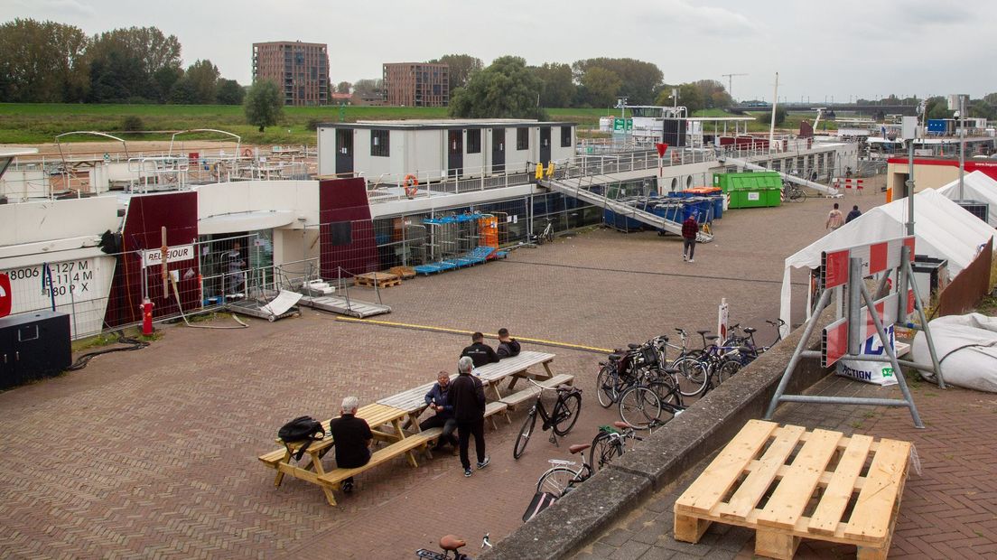 Opvang van asielzoekers op cruiseschepen langs de Rijnkade