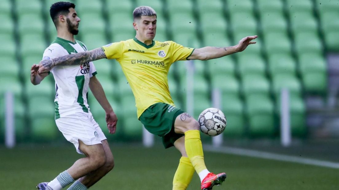 El Hankouri gaat namens FC Groningen het duel aan met Fortuna-speler Tirpan
