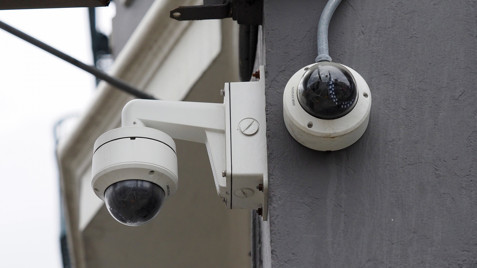 Twee camera's van Hikvision, foto ter illustratie