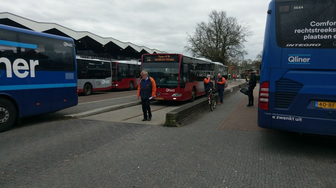 De chauffeurs laten de bus staan (Rechten: RTV Drenthe/Martin Laning)