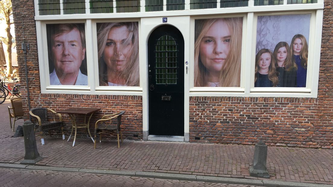 De beeltenissen van het koningspaar en de prinsessen op de Lieve Vrouwestraat.