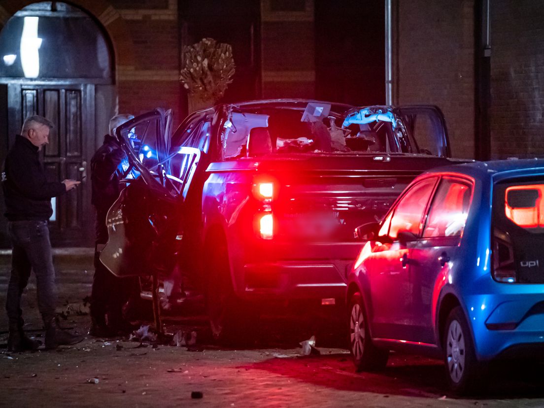 De pick-up werd door een explosief volledig verwoest aan de Koninginnestraat in Vlaardingen