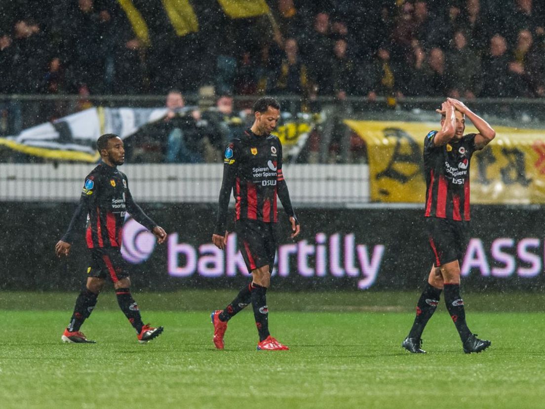 Excelsior druipt teleurgesteld af na de treffer van Menno Koch in de laatste minuut van de blessuretijd. (VK Sportphoto - Yannick Verhoeven)