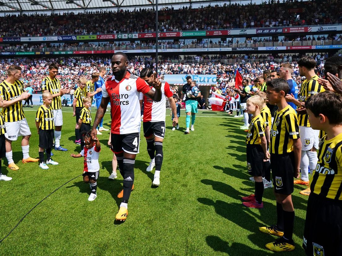 Een erehaag voor kampioen Feyenoord voorafgaand aan het duel met Vitesse