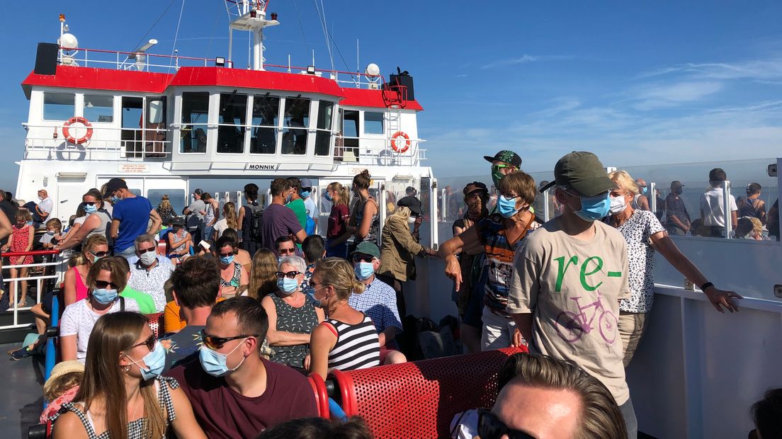 Het is druk op de veerboot naar Schier