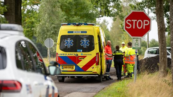 Verkeersregelaar aangereden, automobilist rijdt door. Verkeersregelaar aangereden, automobilist rijdt door.