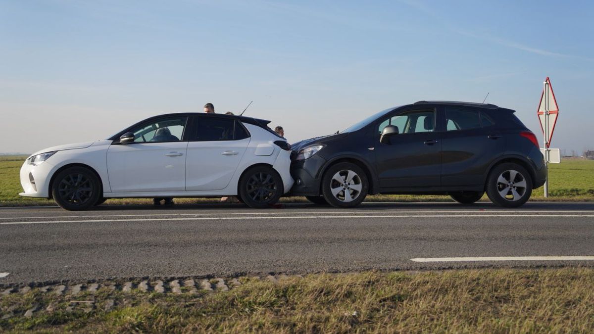 Persoon gewond bij kop-staartbotsing in Genemuiden