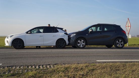 Persoon gewond bij kop-staartbotsing in Genemuiden. Persoon gewond bij kop-staartbotsing in Genemuiden.