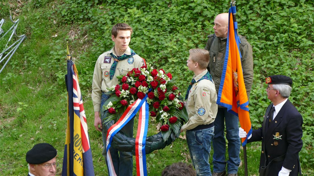 Scouts leggen een krans bij Kamp Amersfoort.