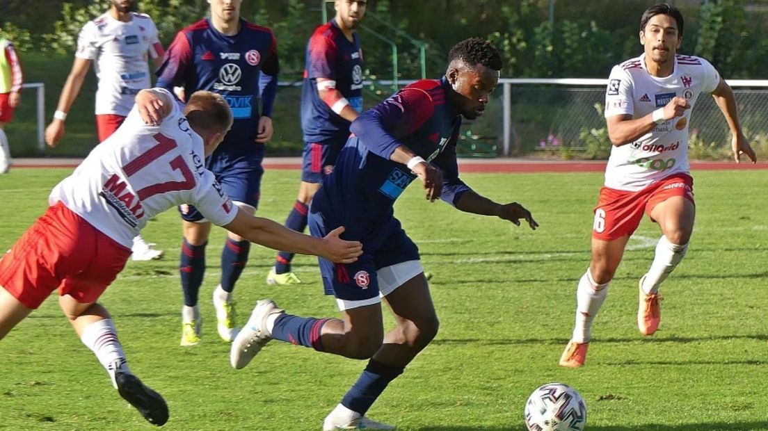 Aan de bal namens, voorlopig, zijn laatste club in Zweden: Sandviken.