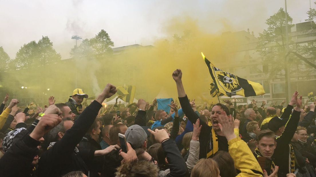 Het is feest in Arnhem! Vitesse-spelers en staf zijn vanavond gehuldigd op de Markt. Volgens de gemeente zijn er meer dan 20.000 bezoekers. De organisatie en politie adviseerden op een gegeven moment om niet meer te komen omdat het te druk was. In dit liveblog houden we je op de hoogte.