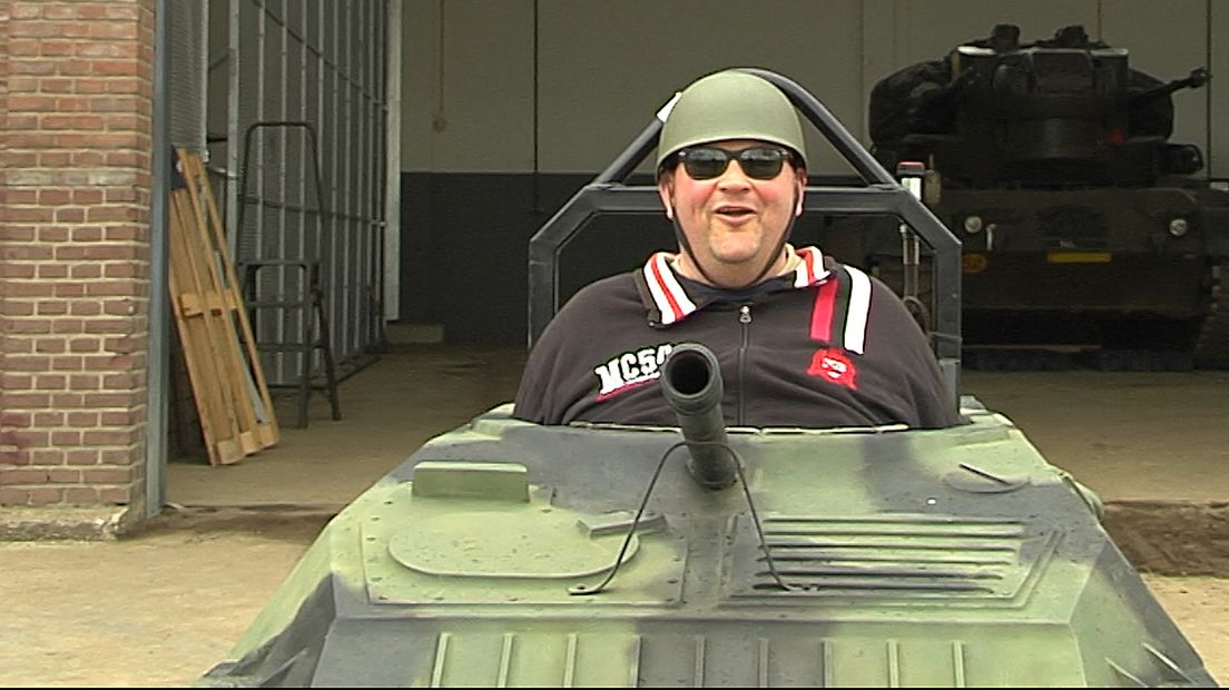 Edo in een mini-tank in Soesterberg