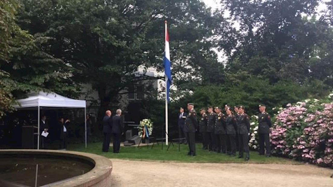 Herdenking bij het Indië en Nieuw-Guinea monument in Park Eekhout Zwolle