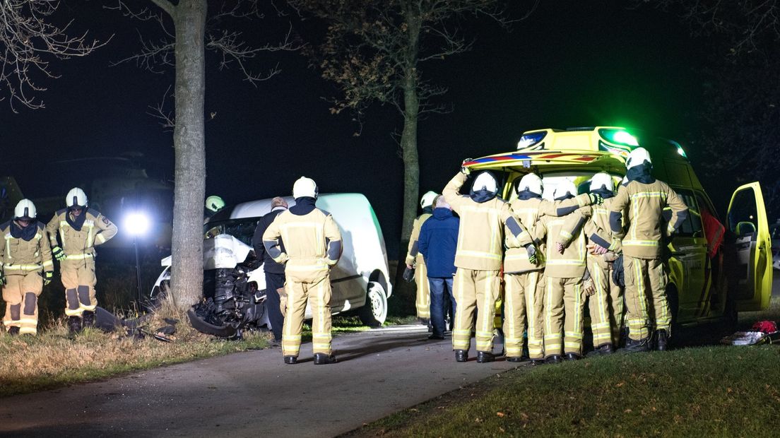 Brandweermannen vormen een menselijk scherm terwijl de gewonde wordt behandeld