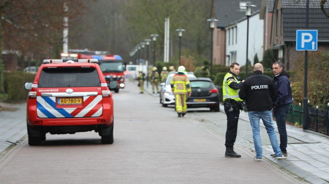 De politie heeft donderdag enige tijd de Smallestraat in Didam afgezet. Er stond een auto die afgelopen nacht volgens de politie bij een plofkraak in Duisburg is gebruikt. In de wagen liggen mogelijk explosieven.