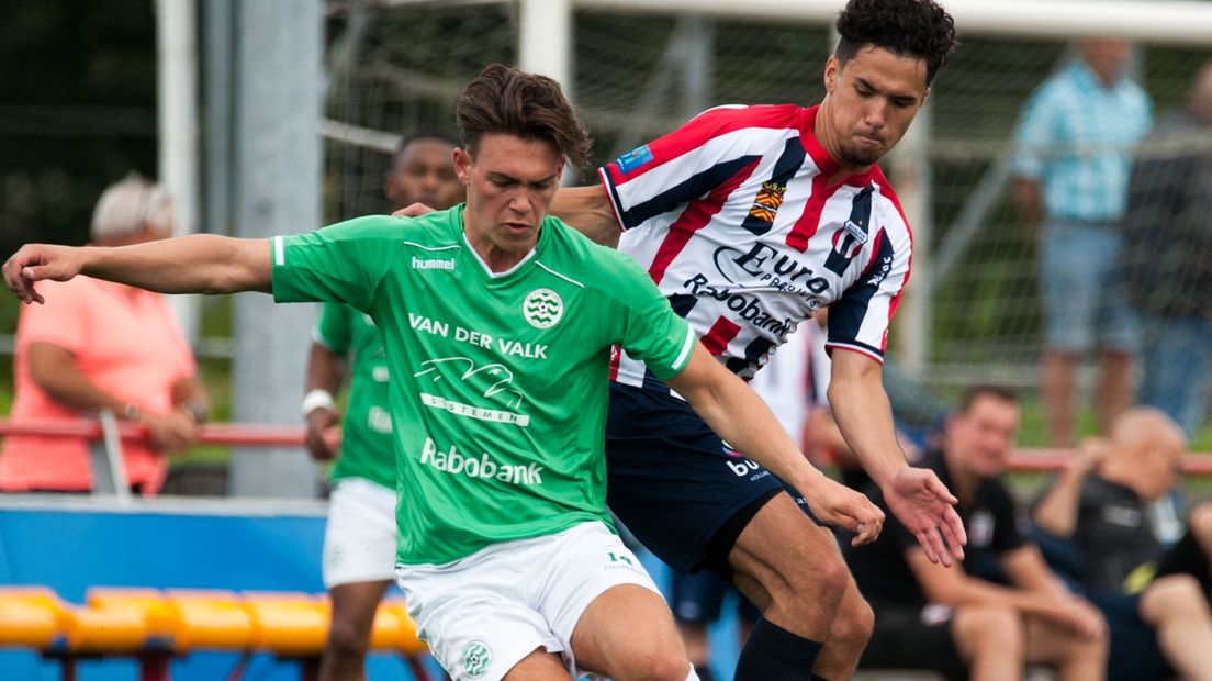 Kuhn van Westlandia in het groen in duel met Turaaij van Excelsior Maassluis