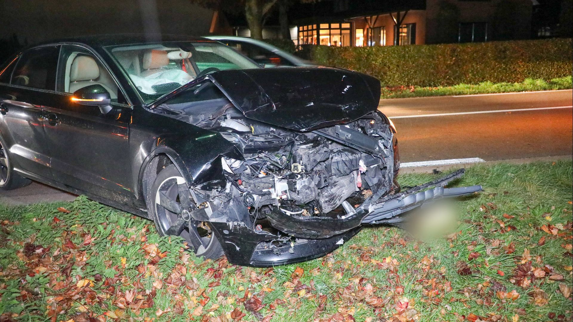 Nieuwe auto total loss • brand in supermarktopslag