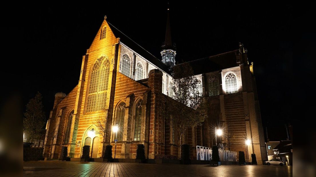 Grote of Maria Magdalenakerk in de avond