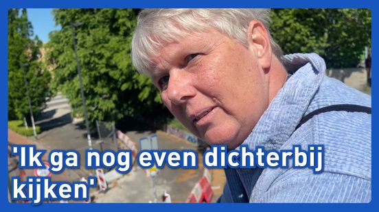 Toeschouwers bekijken de werkzaamheden van een afstand