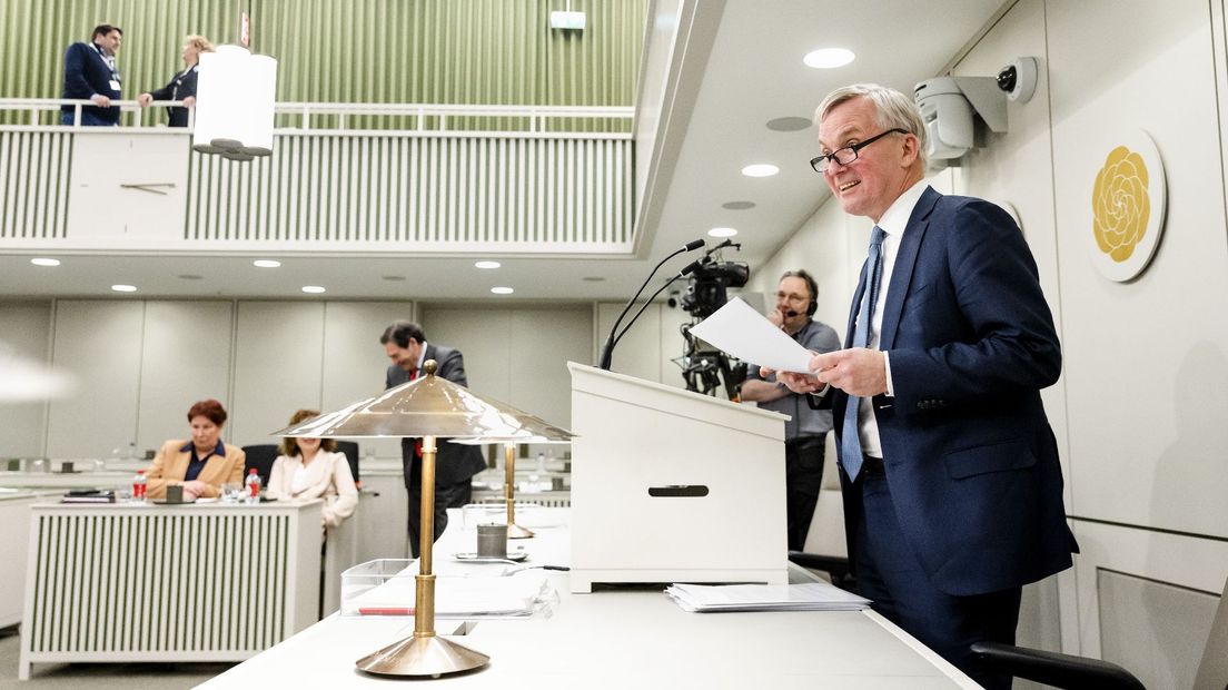 Eric van der Burg (staatssecretaris voor Asiel en Migratie, VVD) verdedigde vorige week de Spreidingswet in de Eerste Kamer.