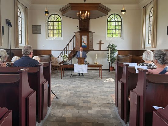 De kerkbankjes in Grolloo zijn sinds maanden weer gevuld: 'We kiezen voor een nieuwe aanpak'