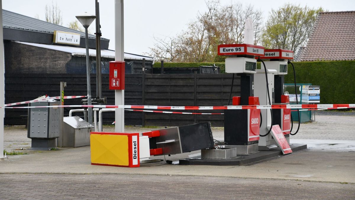 Auto ramt pompstation Ellemeet