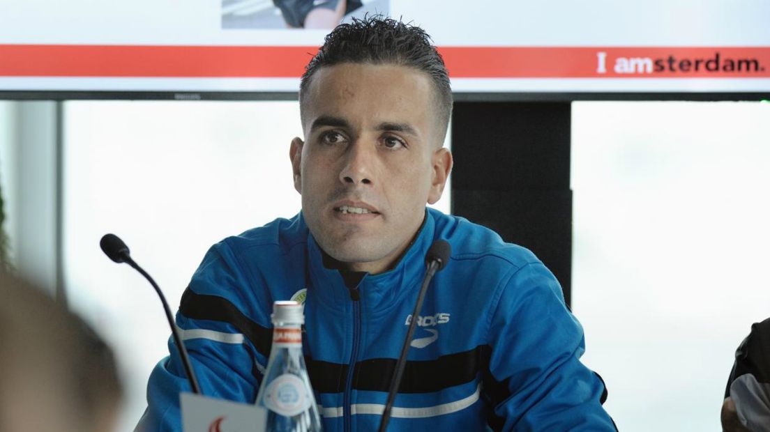 Khalid Choukoud tijdens persconferentie Amsterdam Marathon.