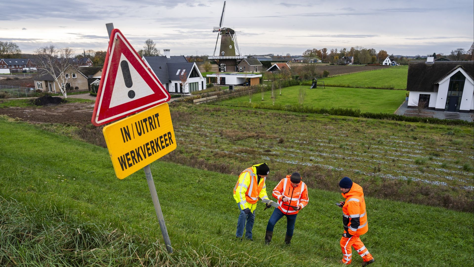 Medewerkers waterschap controleren de dijk bij Varik.