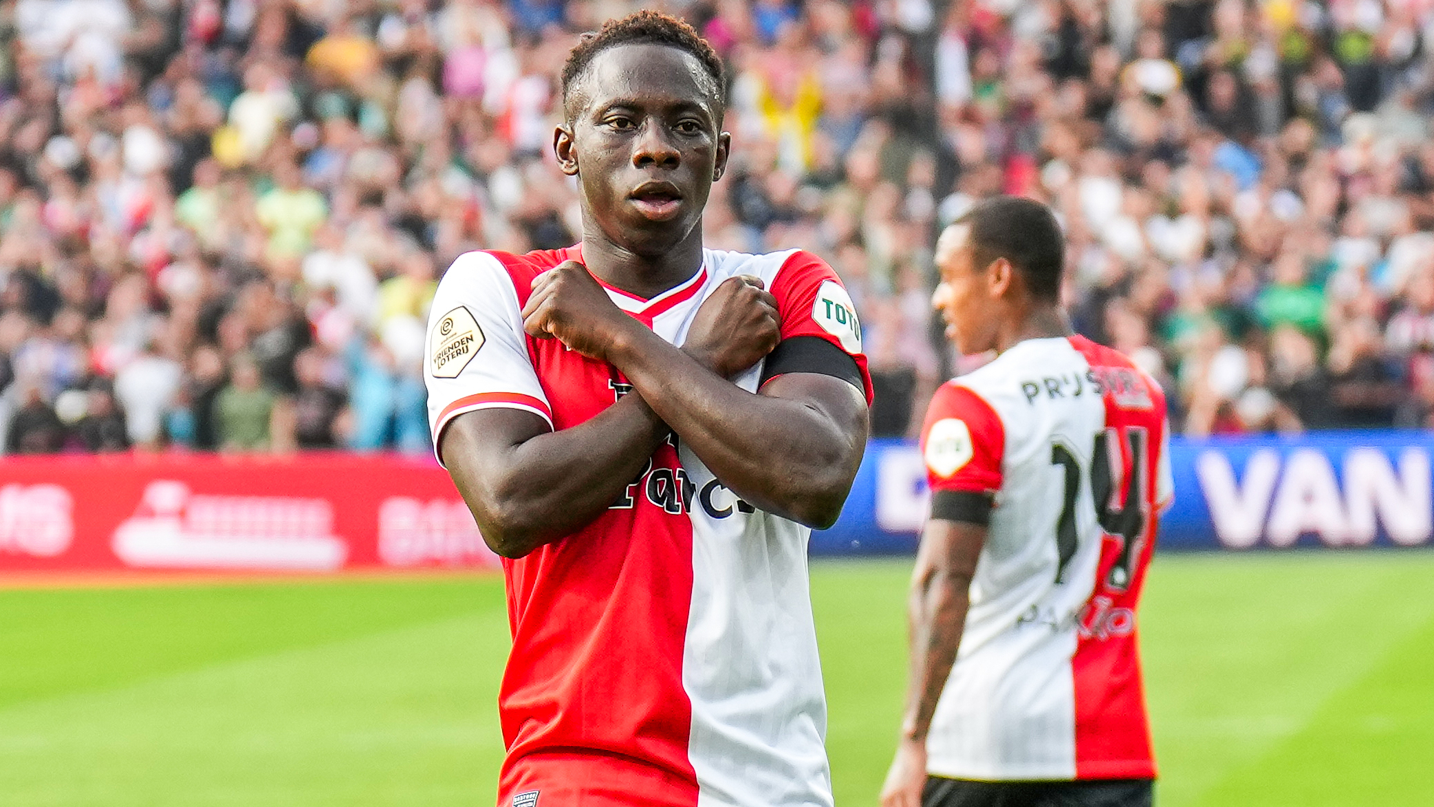 Waarom Yankuba Minteh in korte tijd populair is geworden bij Feyenoord - Rijnmond