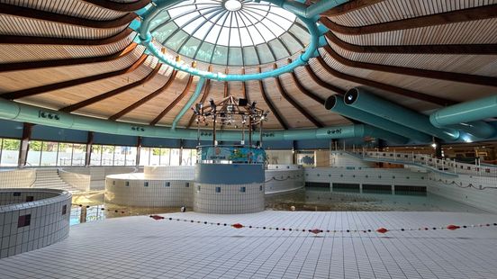 Van kleedhokje tot discobal: koopjesjagers in oude zwembad Aquadrome Home