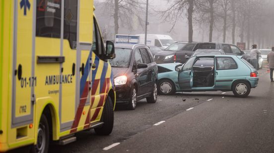 Automobilist gaat ervandoor nadat fietser gewond raakt bij aanrijding in Waalwijk. Automobilist gaat ervandoor nadat fietser gewond raakt bij aanrijding in Waalwijk.