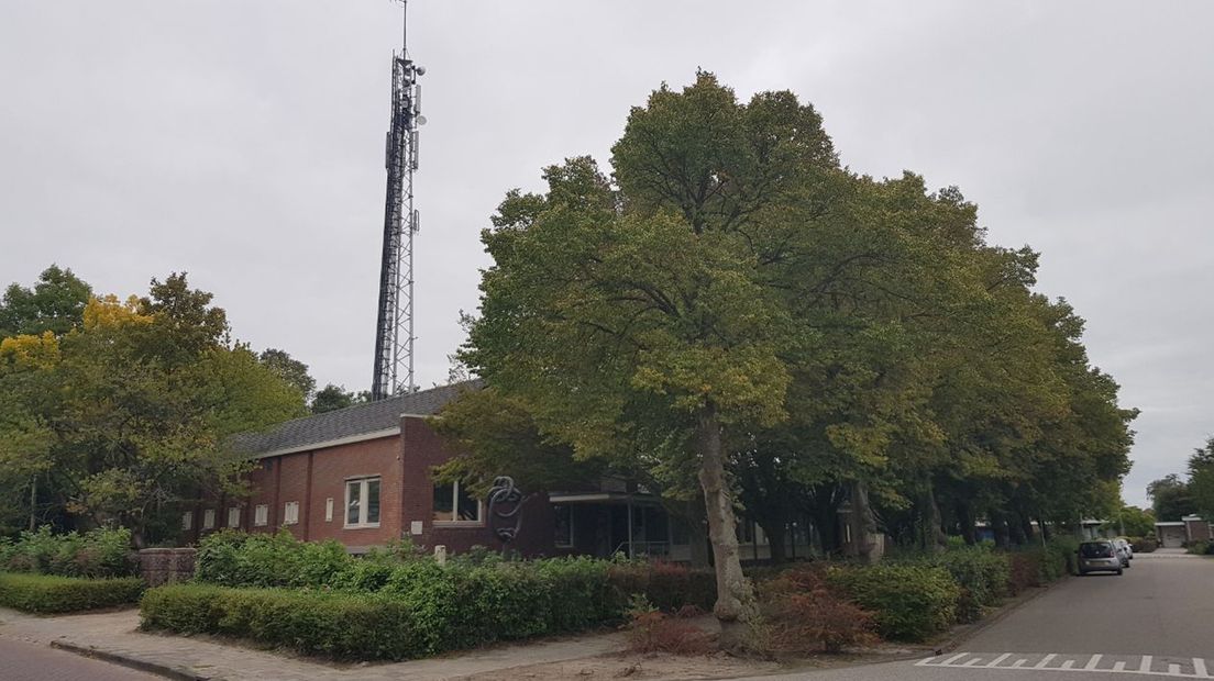 De nieuwe plek van het kindcentrum met de naastgelegen zendmast