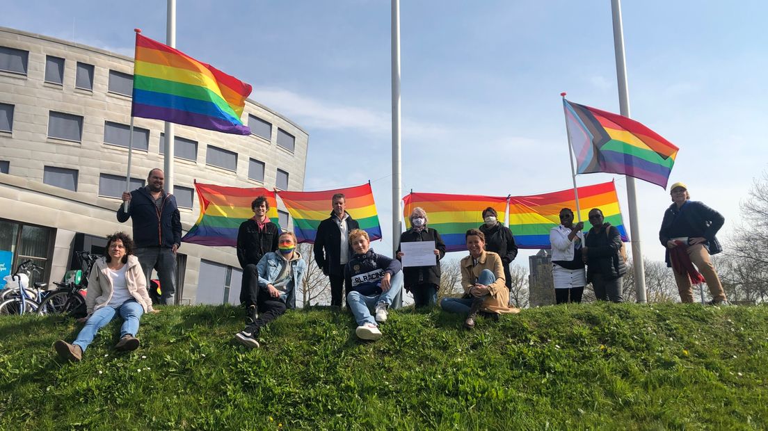 Actievoerders hingen regenboogvlaggen bij het gemeentehuis van Schouwen-Duiveland.