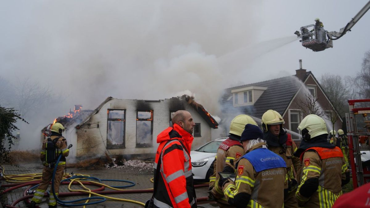 Huis staat volledig in brand in Sint Jansklooster