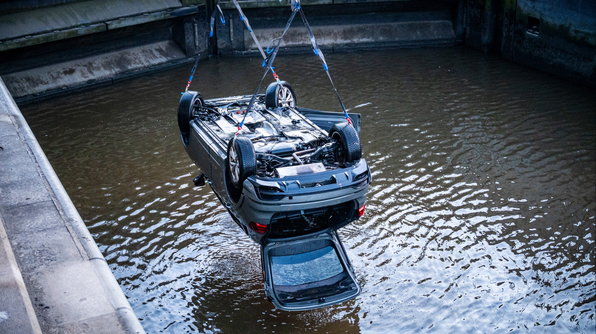 Bij het dodelijke ongeluk kwam een auto, die op de brug stond te wachten en geen kant meer op kon, in het water terecht