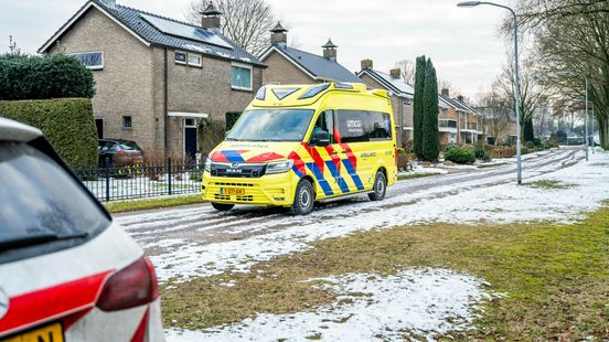 Gladde wegen in Drenthe: fietser gewond en ongelukken op N381 en N33. Gladde wegen in Drenthe: fietser gewond en ongelukken op N381 en N33.