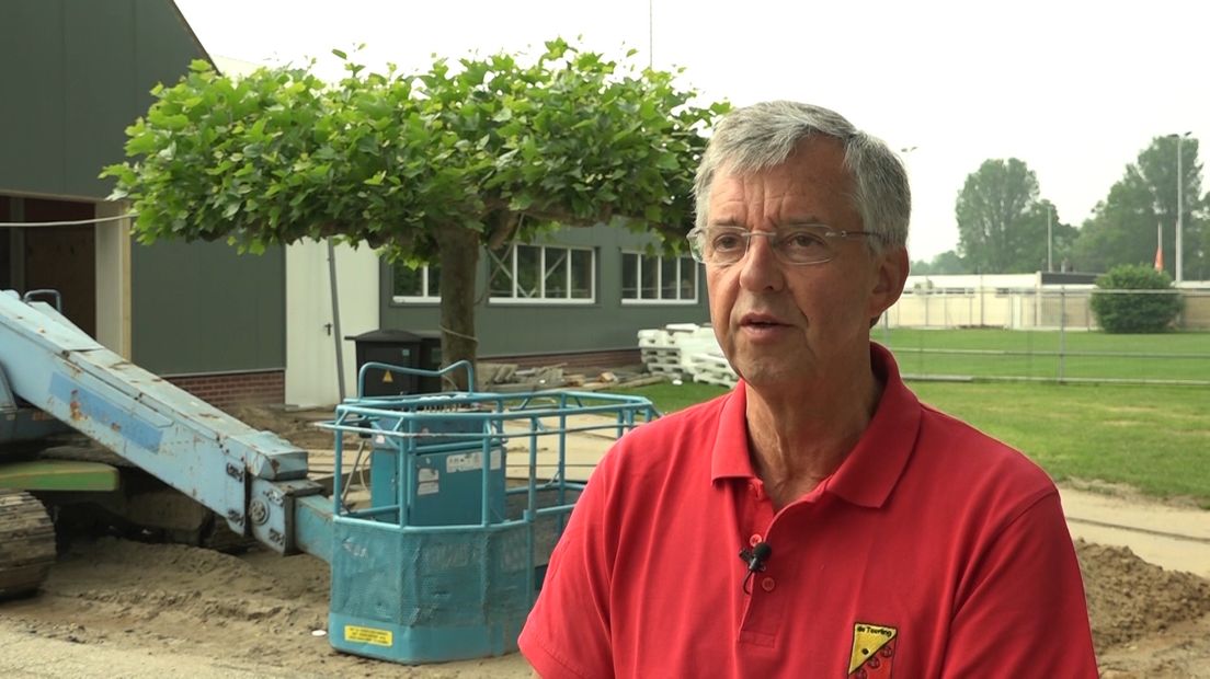 Jeu de Boules is populair bij oudere Tielenaren. Gewoon een balletje werpen in het park is er al lang niet meer bij. Om de fanatieke spelers ook bij slecht weer te huisvesten, bouwt vereniging De Teerling aan een modern Boulodrome. Dat gaat stap voor stap en op eigen houtje, want financiële steun van de gemeente is er niet bij.