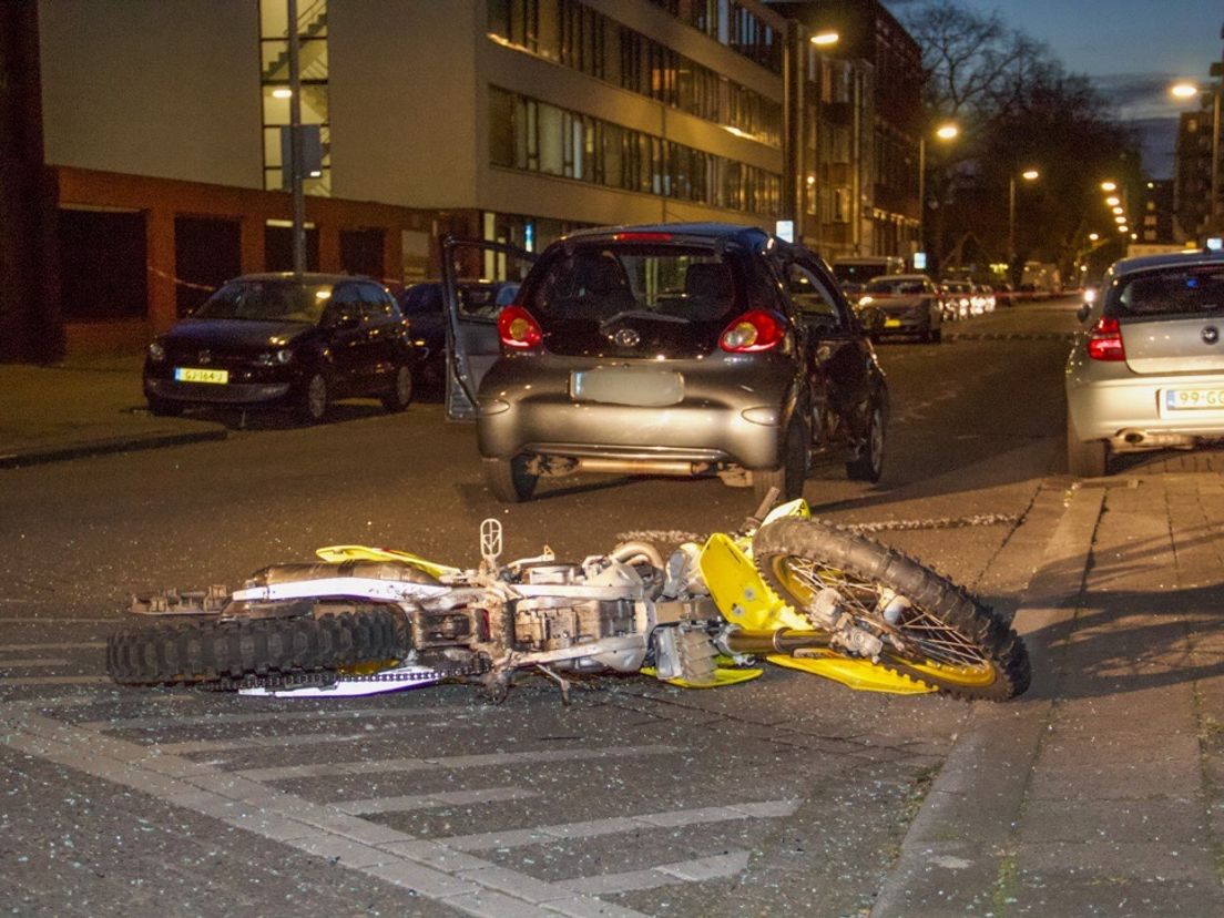 De gecrashte motor en desbetreffende auto bij het ongeluk in de Johannes Brandstraat in Rotterdam (Bron: MediaTV - Killian Lindenburg)
