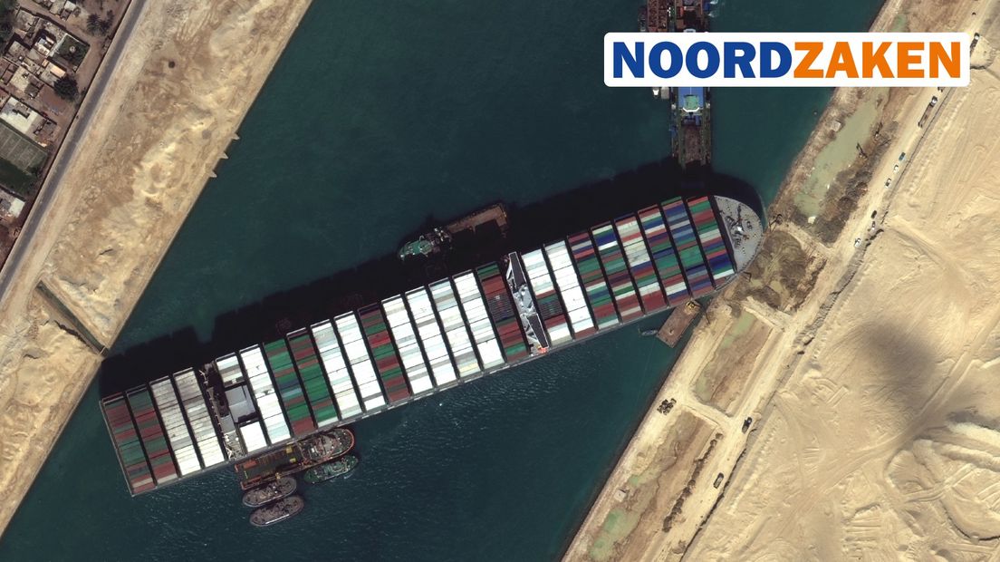 Het vastgelopen schip in het Suezkanaal