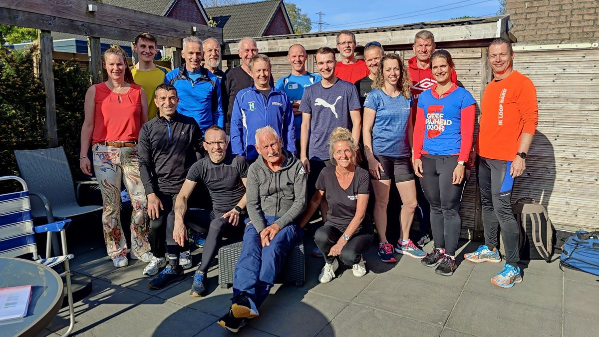 Hardlopers uit Kloosterveen brengen bevrijdingsvuur naar Assen: 'Eer om te doen'