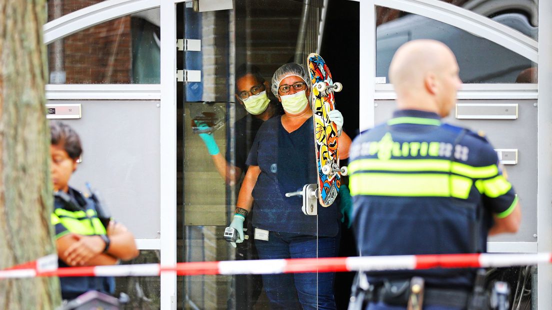 De politie doet onderzoek na de moord in Delft