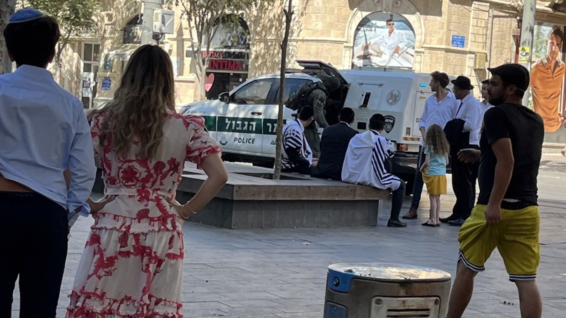 Speciale eenheden zoeken voor het appartement van Corma en Nelleke naar mogelijke terroristen die een aanslag willen plegen in Jeruzalem