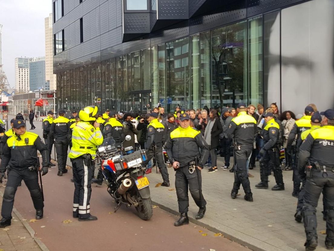 De politie confronteert de betogers in Rotterdam