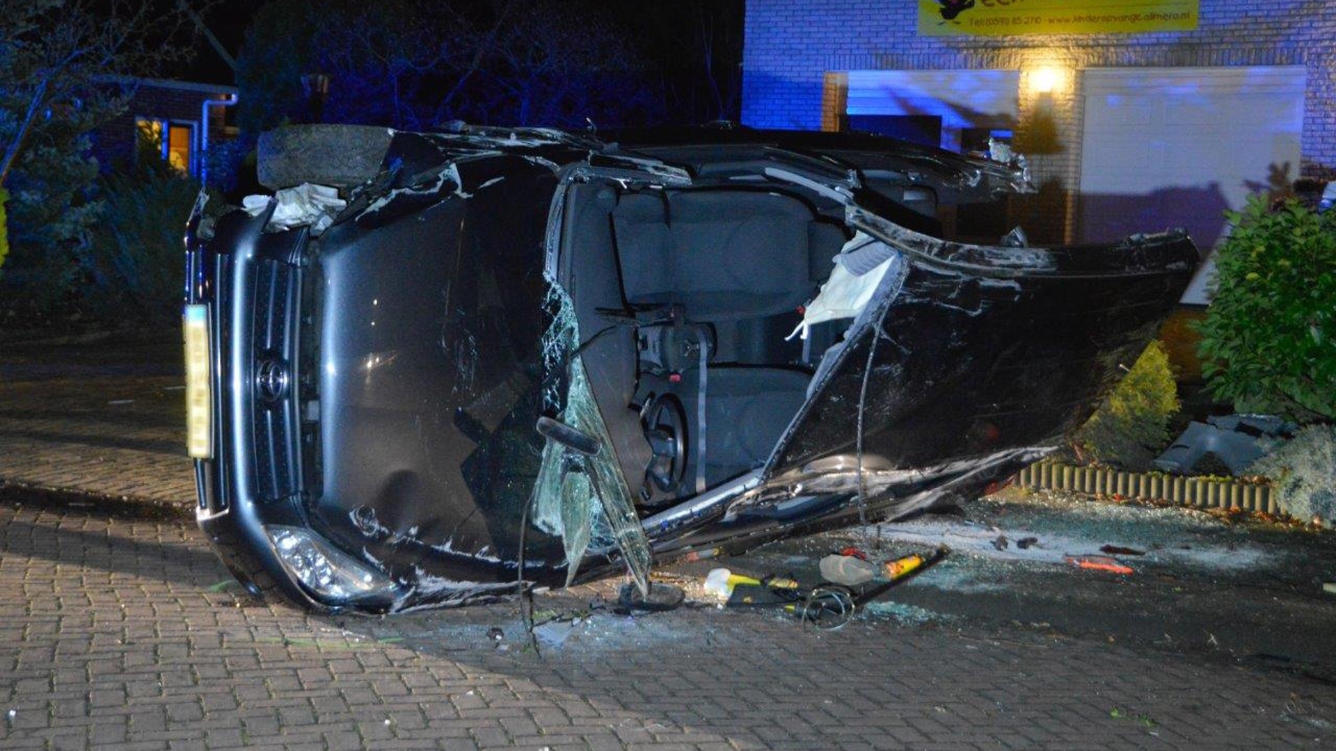 Drie Inzittenden Gekantelde Auto Raken Gewond - RTV Noord