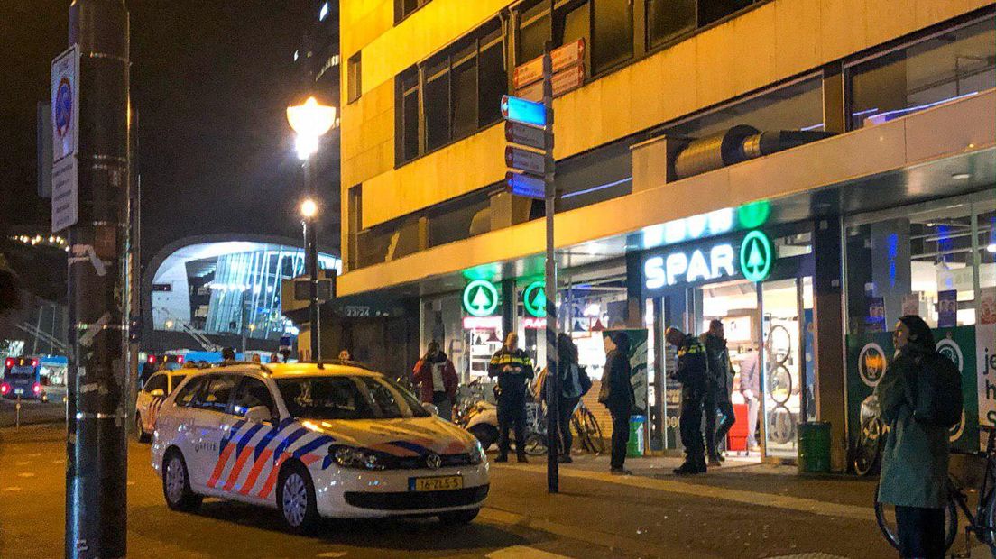 Er heeft vrijdagavond een steekpartij plaatsgevonden aan het Willemsplein in hartje Arnhem. Daarbij is een persoon gewond geraakt. Het gaat om een 24-jarige inwoner van Velp.