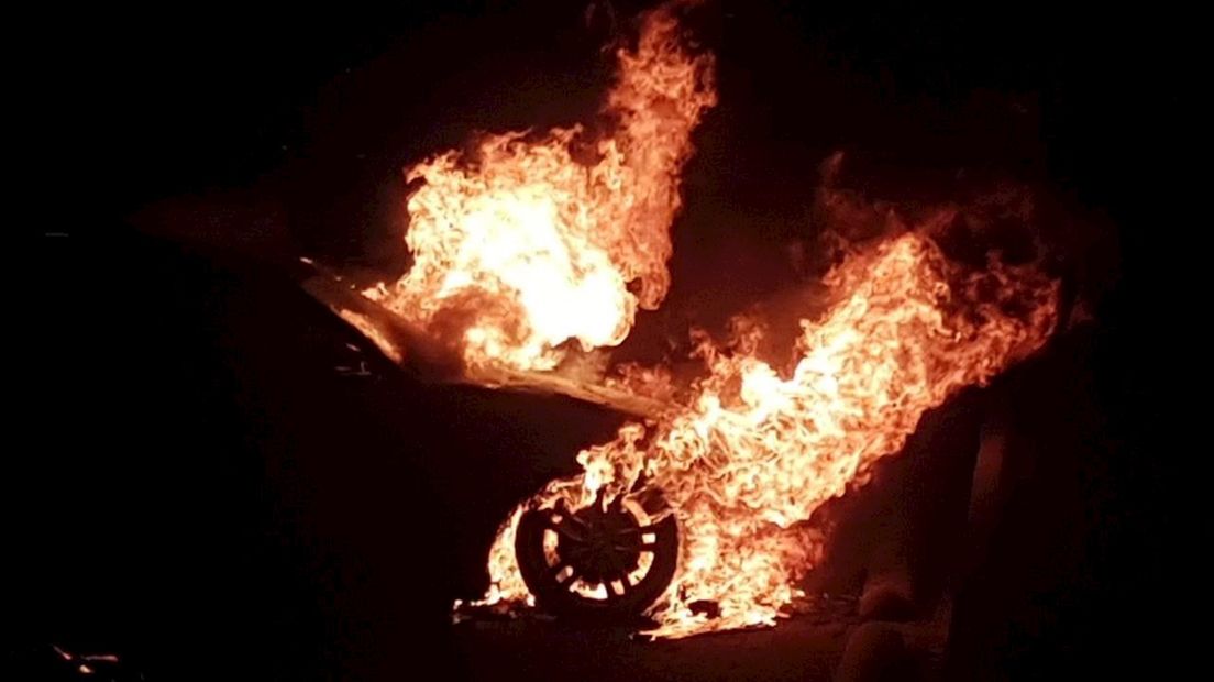 In twee auto's brak vannacht brand uit in Hengelo
