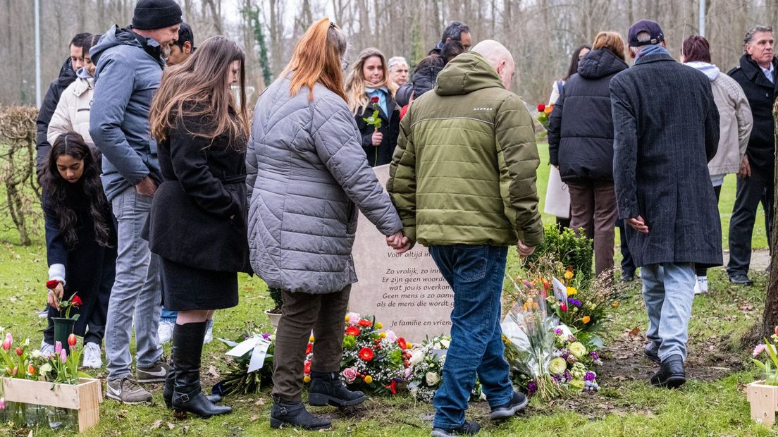 Ruim honderd mensen bij onthulling van monument voor Armando