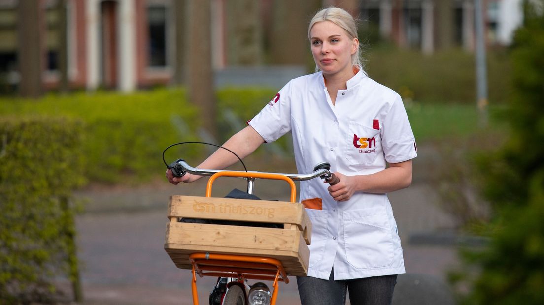 Een medewerkster van TSN gaat per fiets naar een cliënt