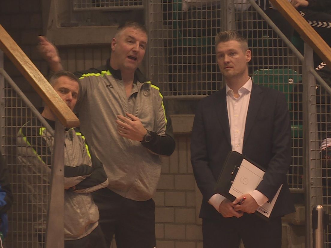 Wim Scholtmeijer (rechts) als bondscoach tijdens de Korfbal Challenge