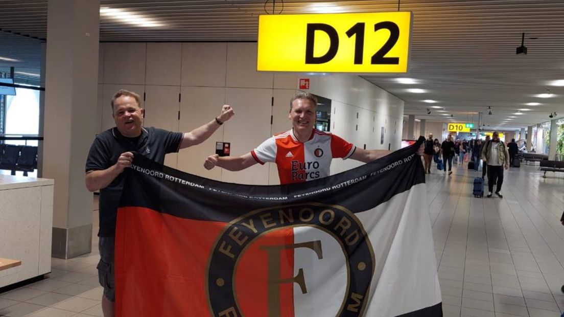 Feyenoord-supporter Antonie Grootenhuis (r) uit Groningen op Schiphol voor de vlucht naar Belgrado